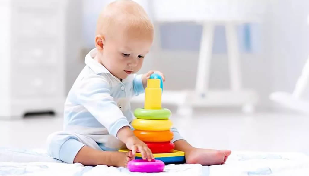 8 maneras de ayudar al bebé o el niño pequeño en el juego independiente
