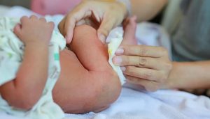 Diarrea de bebe versus heces normal: cómo se ve y cómo tratarla