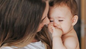 Por que vomitan los bebes y que puede hacer al respecto