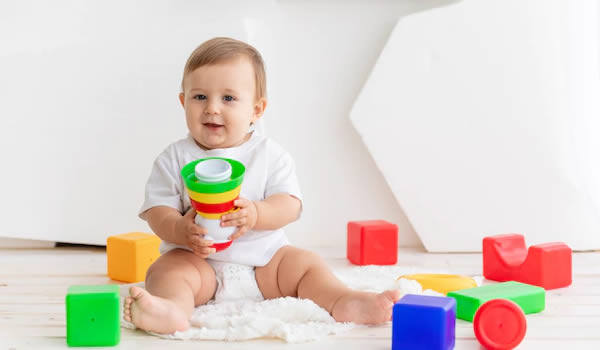 8 maneras de ayudar al bebé o el niño pequeño en el juego independiente